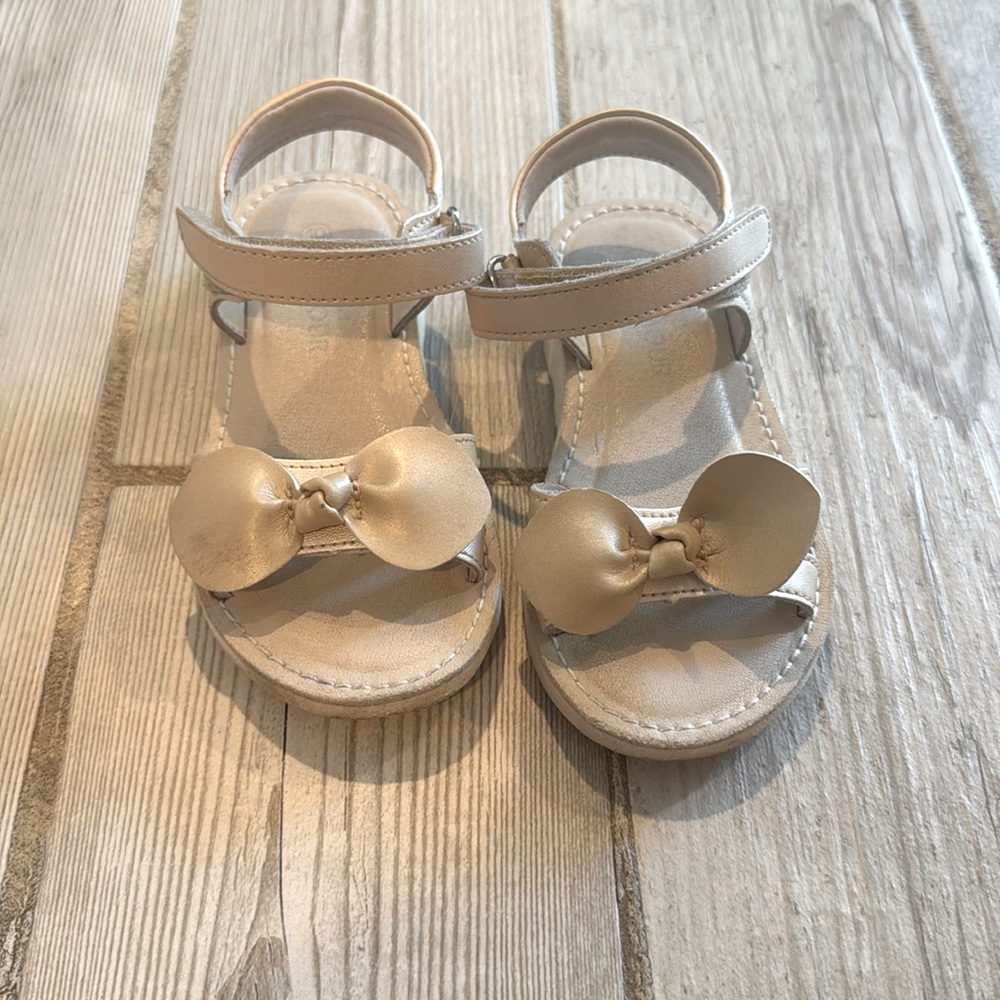 L’amour Jolie Chic Kids Gold Sandals with Bow Accent - Picture 2 of 7